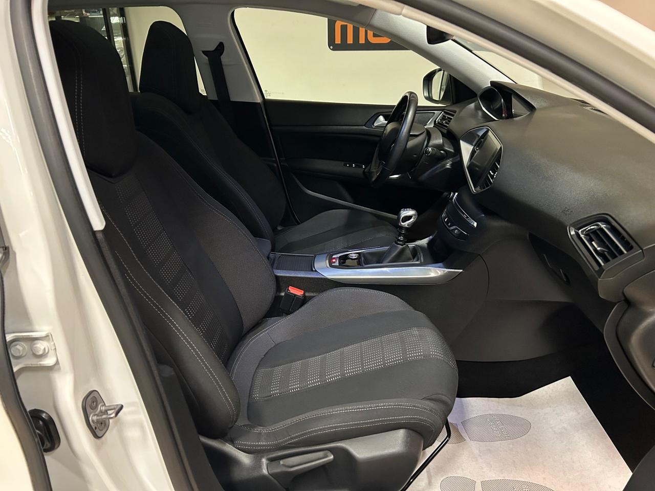 Peugeot 308- 2017 1.2 PureTech Turbo 130 CV 130.000 KM