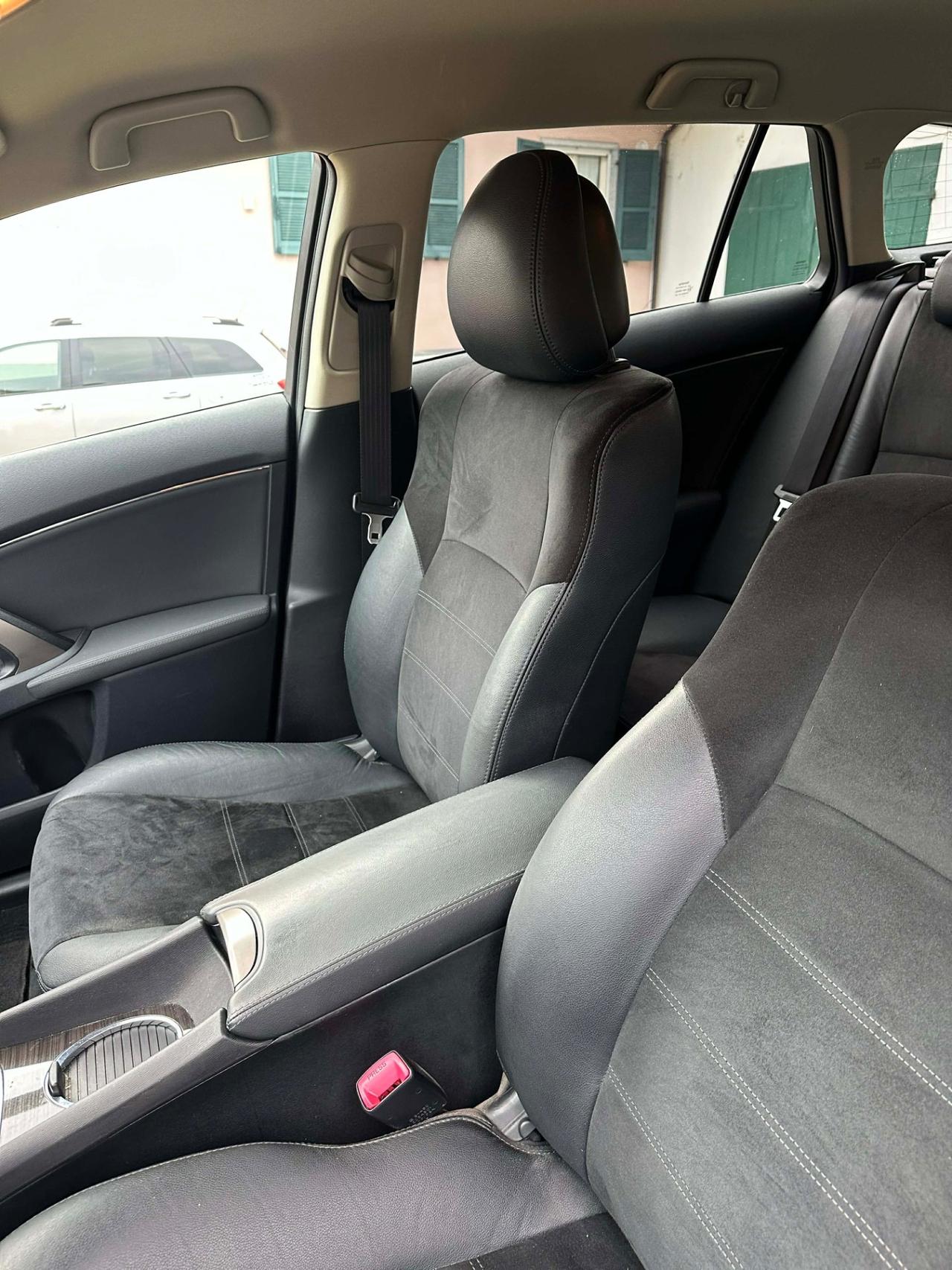 Toyota AVENSIS STYLE UNICOPR KMCERT GARAN