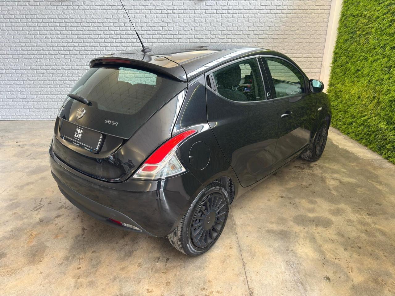 Lancia Ypsilon 1.0 FireFly 5 porte S&S Hybrid Ecochic Silver