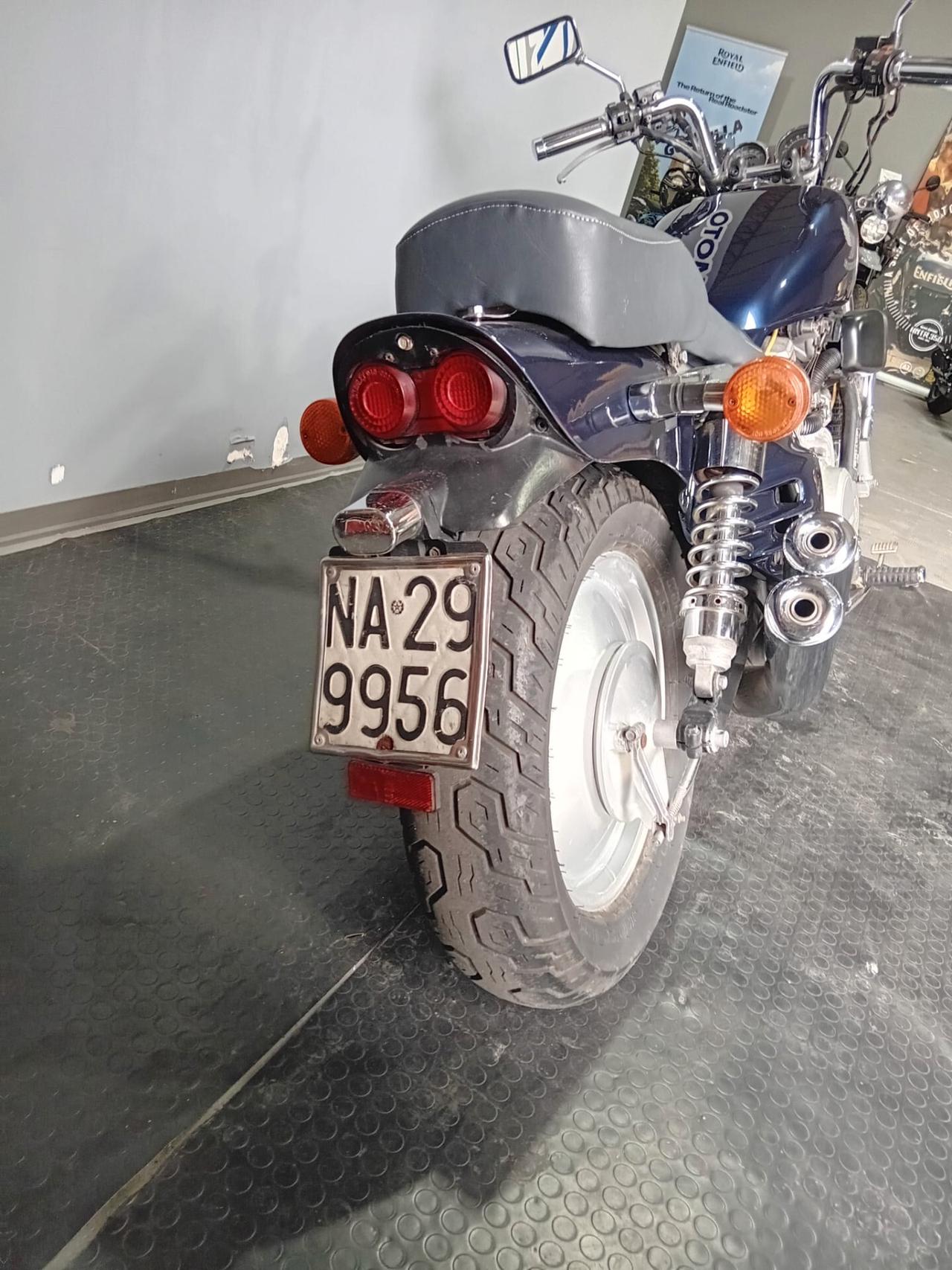 Honda VF 750 CUSTOM RC28