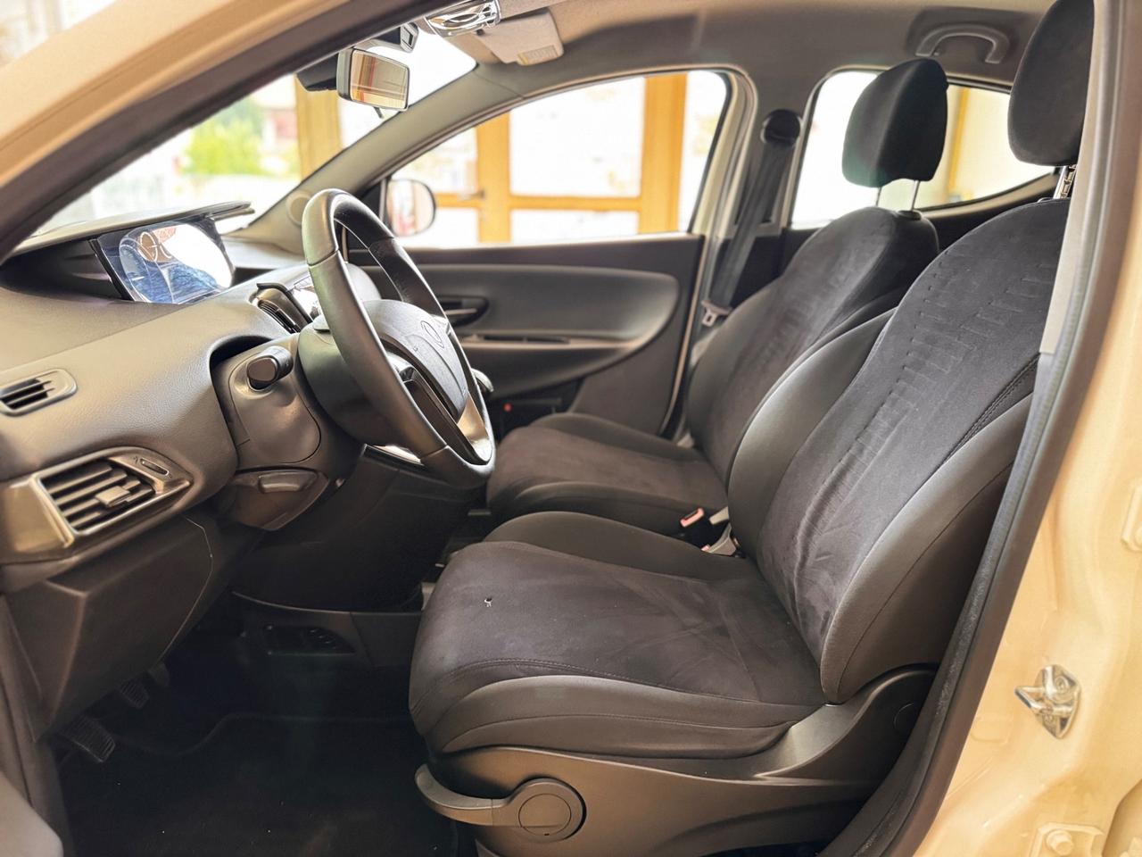 Lancia Ypsilon 0.9 TwinAir 85 CV 5 porte Metano Ecochic Silver