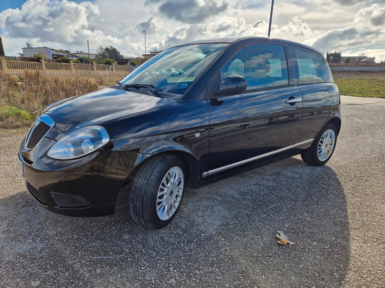 Lancia Ypsilon 1.3 MJT 75 CV Unyca