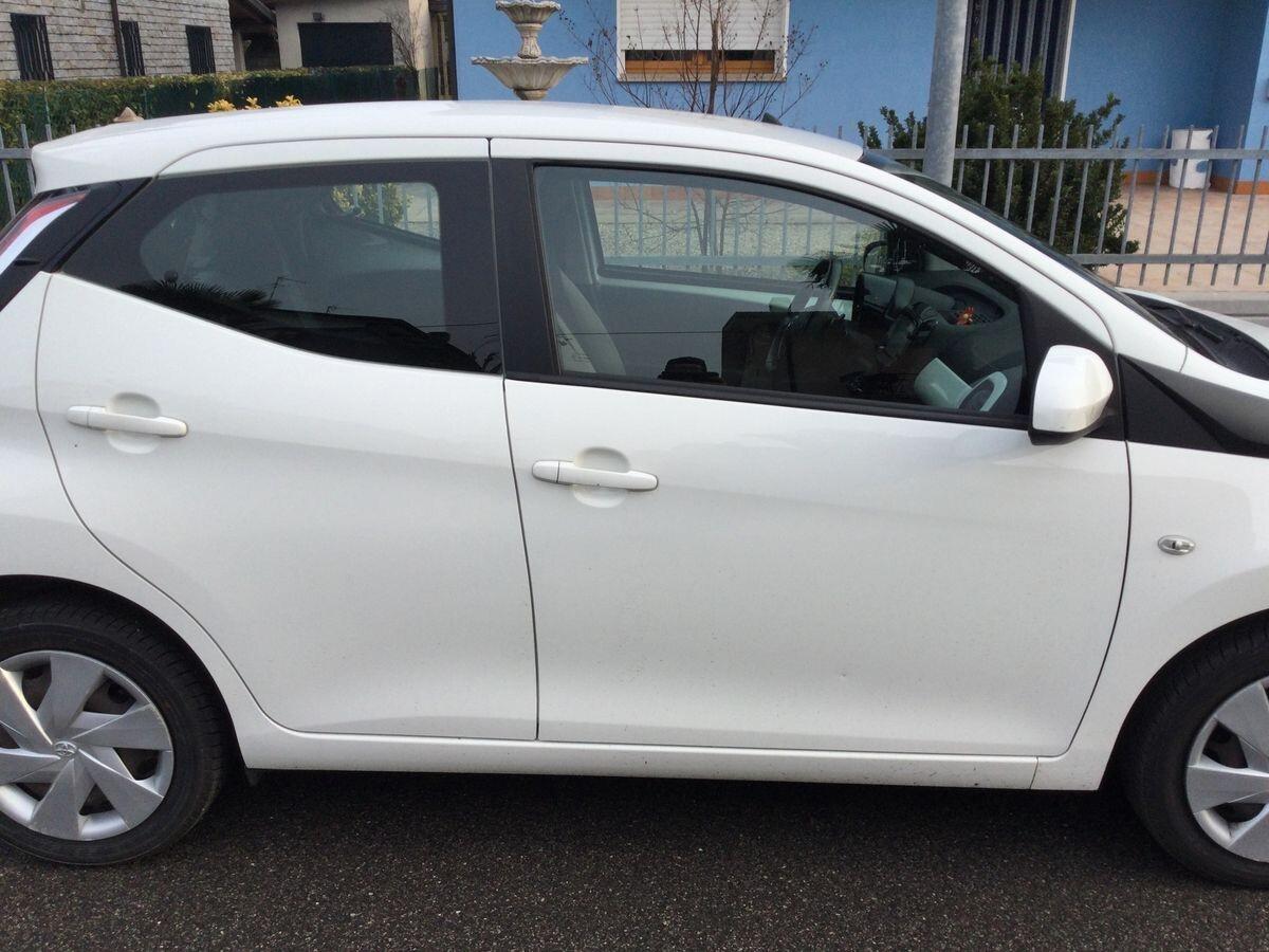 Toyota Aygo 1.0 VVT-i 69 CV 5 porte x-play MMT