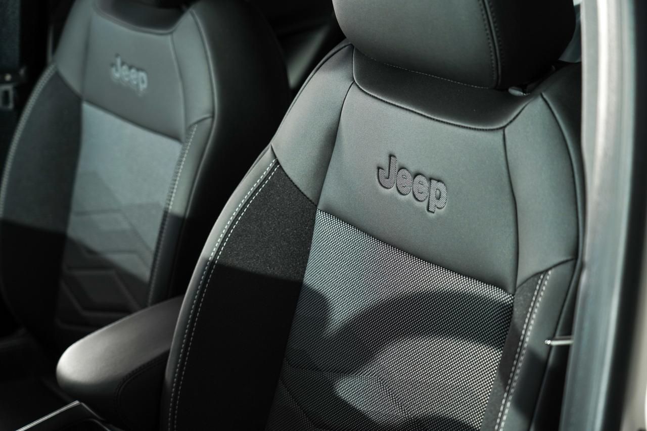 JEEP AVENGER ALTITUDE e-HYBRID 110 CV | KM 0 | DA €21.800