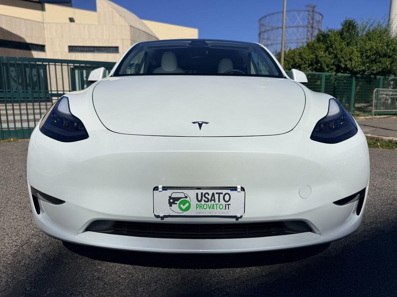 Tesla Model Y Long Range AWD Interni BIANCHI