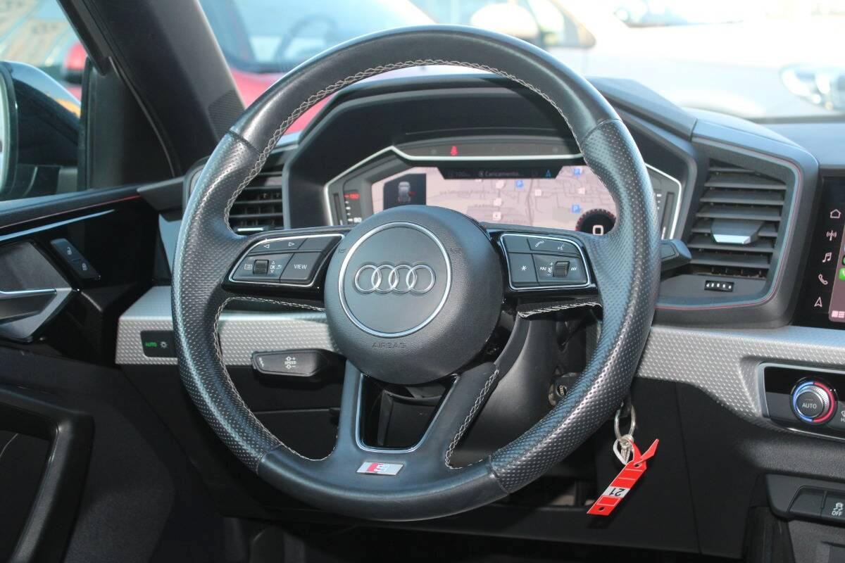 Audi A1 25 1.0 tfsi Identity Black s-tronic con CarPlay