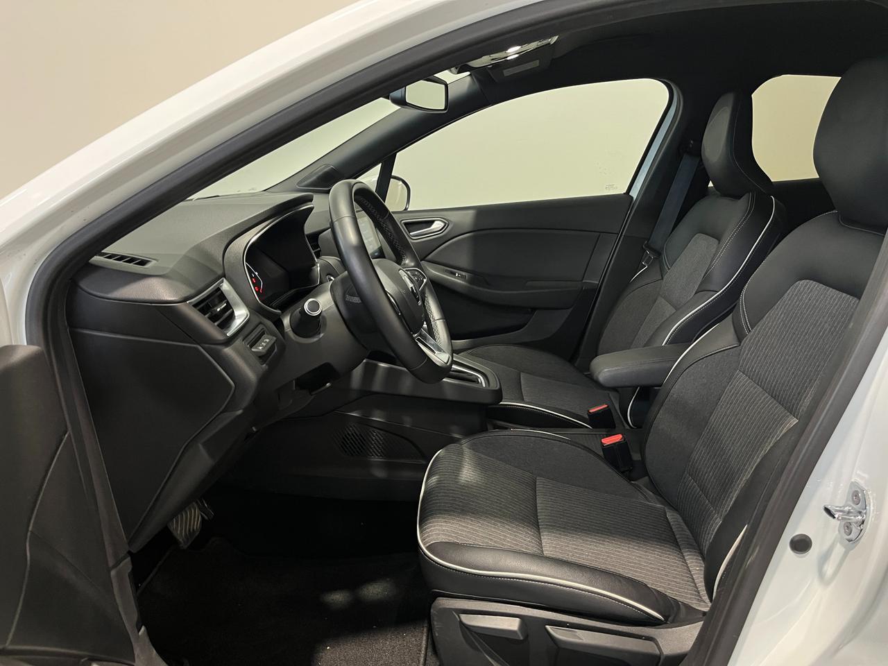 RENAULT CLIO 1.6 E-TECH HYBRID AUTO INTENS