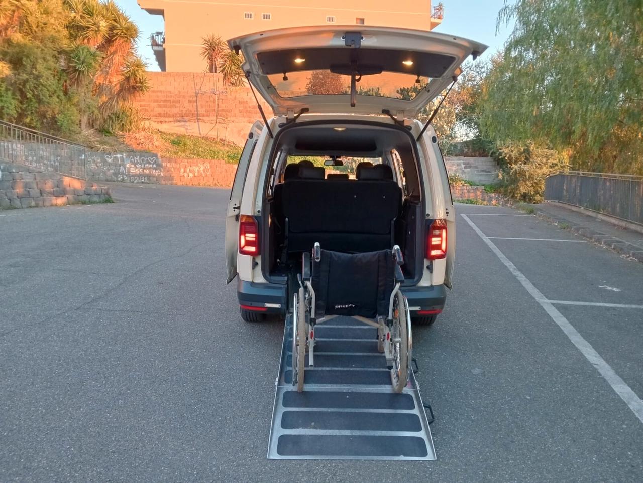 Volkswagen Caddy Pianale ribassato con rampa disabili in carrozzina