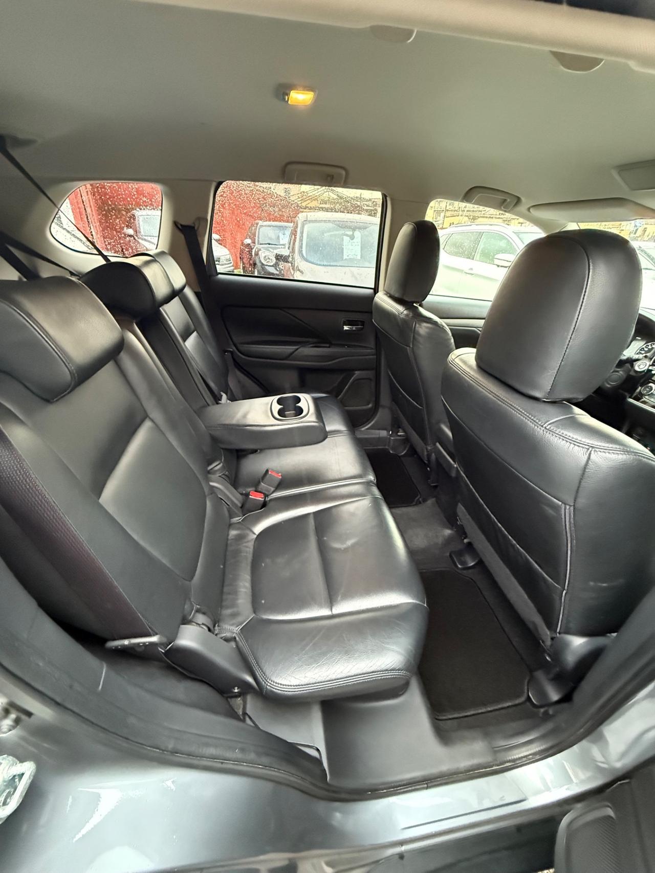 Outlander 2.2 DI-D 4x4-Instyle -7 posti-unipro-rate-E6