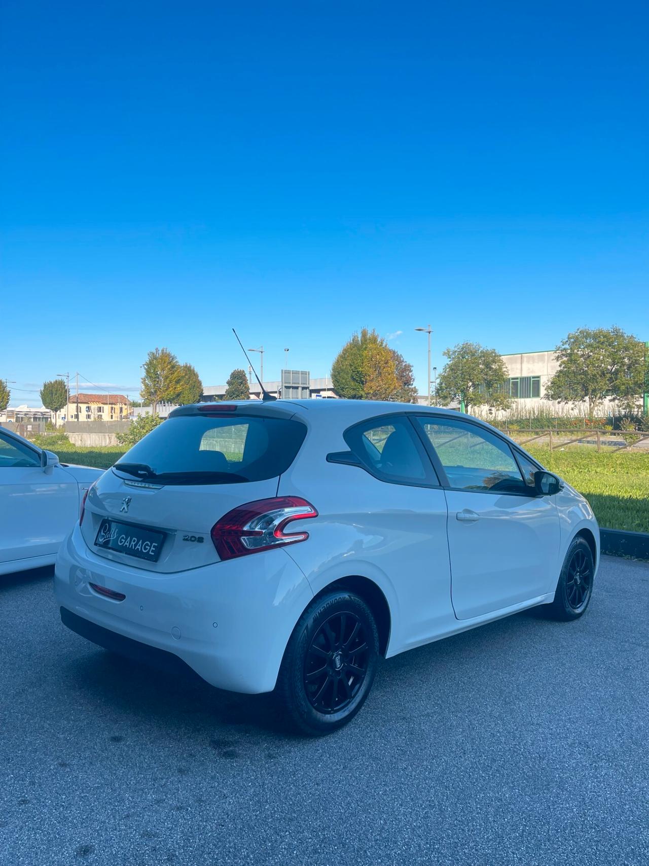Peugeot 208 1.2 benzina Neopatentati