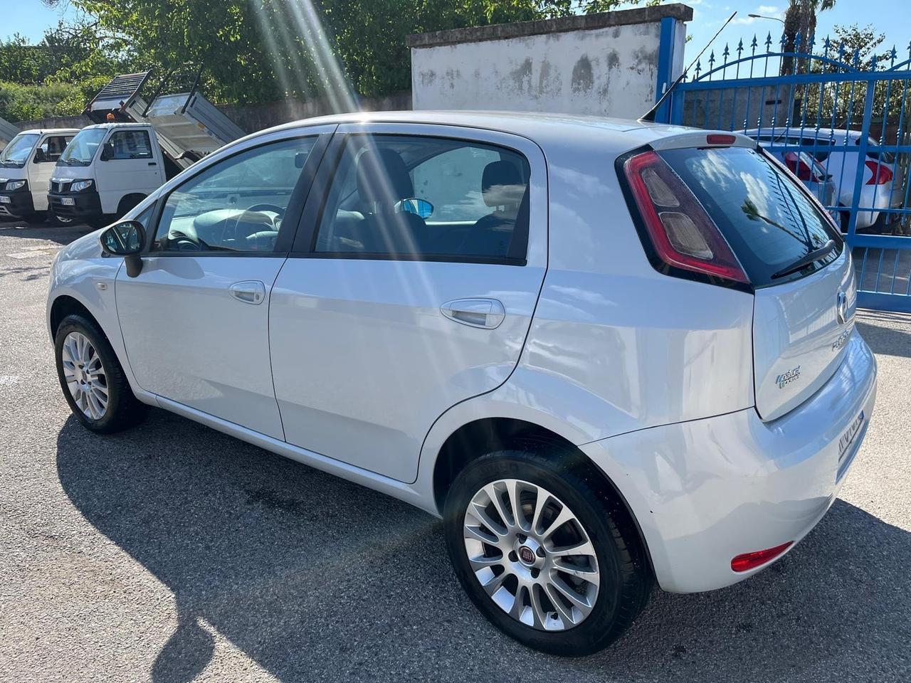 Fiat Grande Punto g.punto-5P-1.4 metano-8v-full-2013