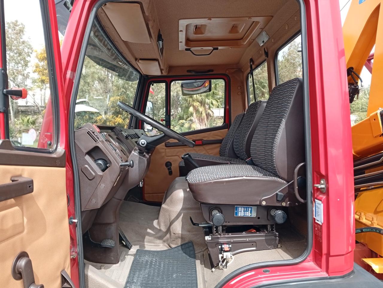Mercedes Benz cassonato con Gru Effer