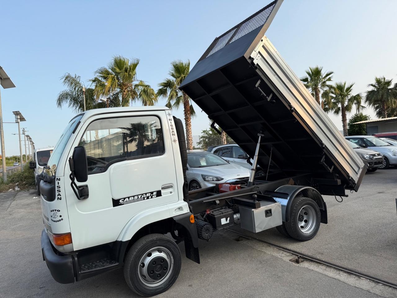 Nissan Cabstar 110 ribaltabile trilaterale