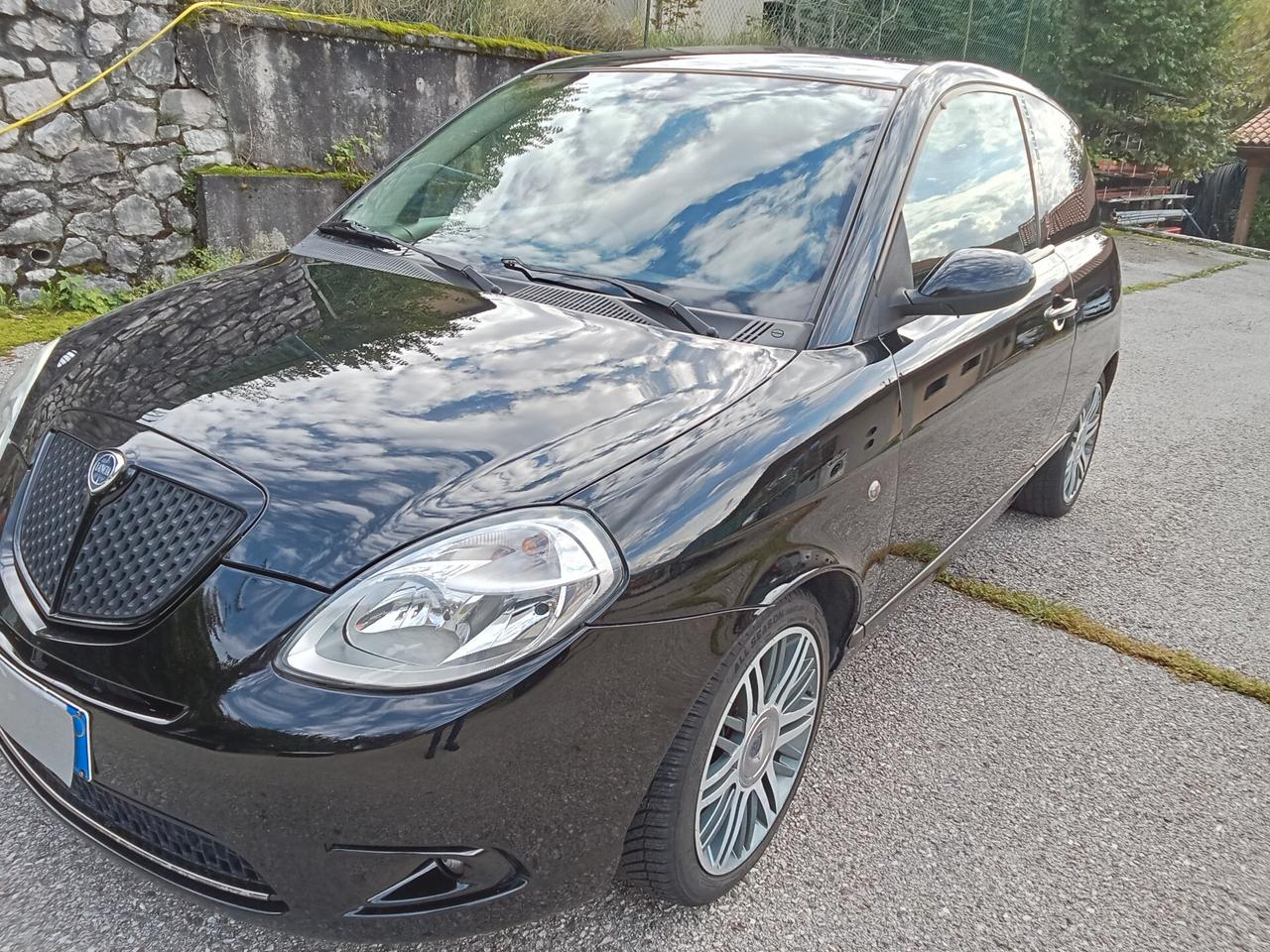 Lancia Ypsilon 1.4 16V Sport MomoDesign