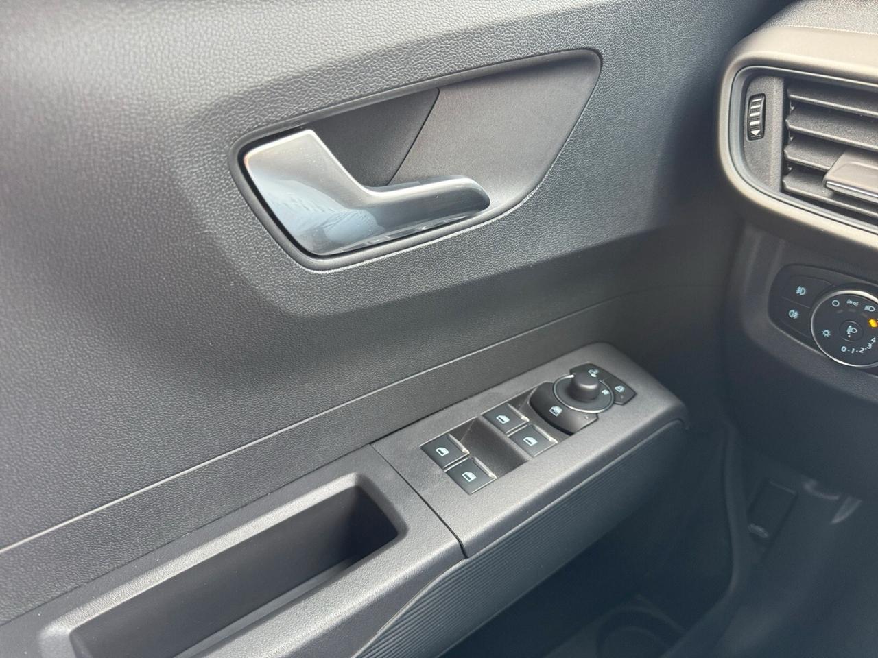 Ford Tourneo Courier 1.0 EcoBoost Titanium