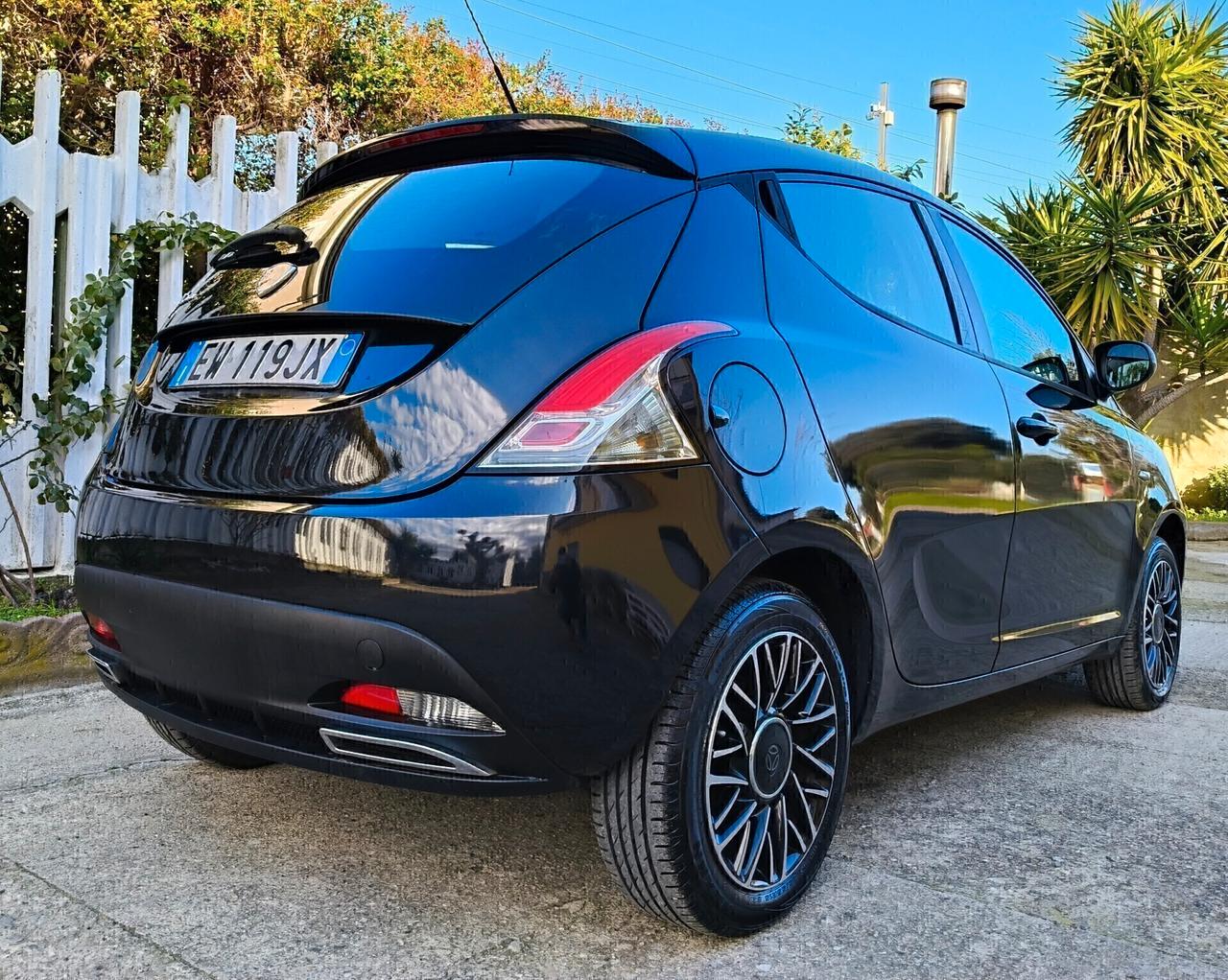 Lancia *YPSILON 1.2 BENZ 69 CV*MOMO DESIGN*S