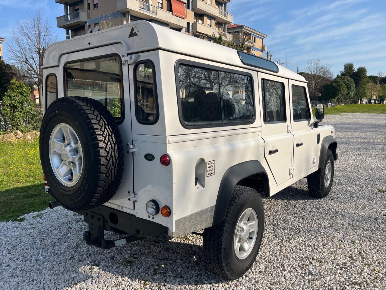 Land Rover Defender 110 2.4 TD4 Hard Top SE