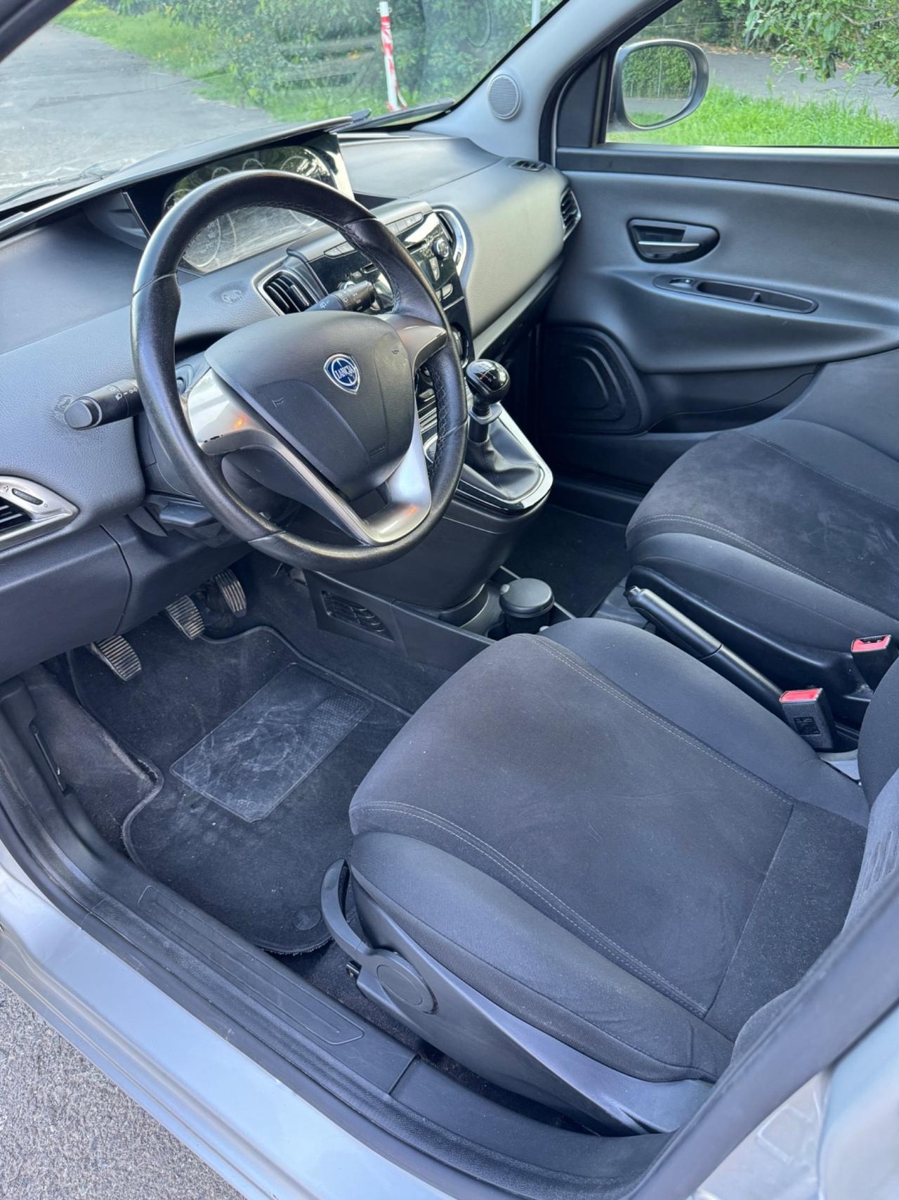 Lancia Ypsilon 1.2 69 CV 5 porte si neopatentati