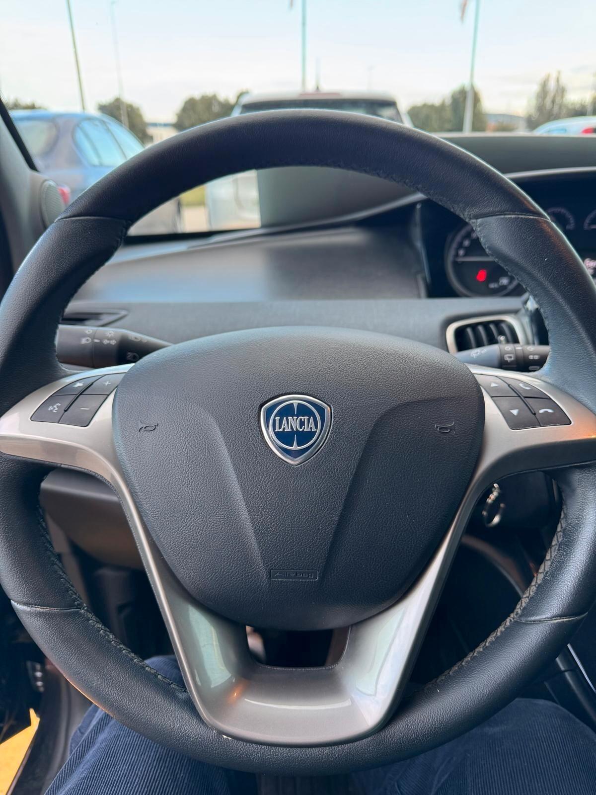 Lancia Ypsilon 1.2 69 CV 5 porte GPL Silver