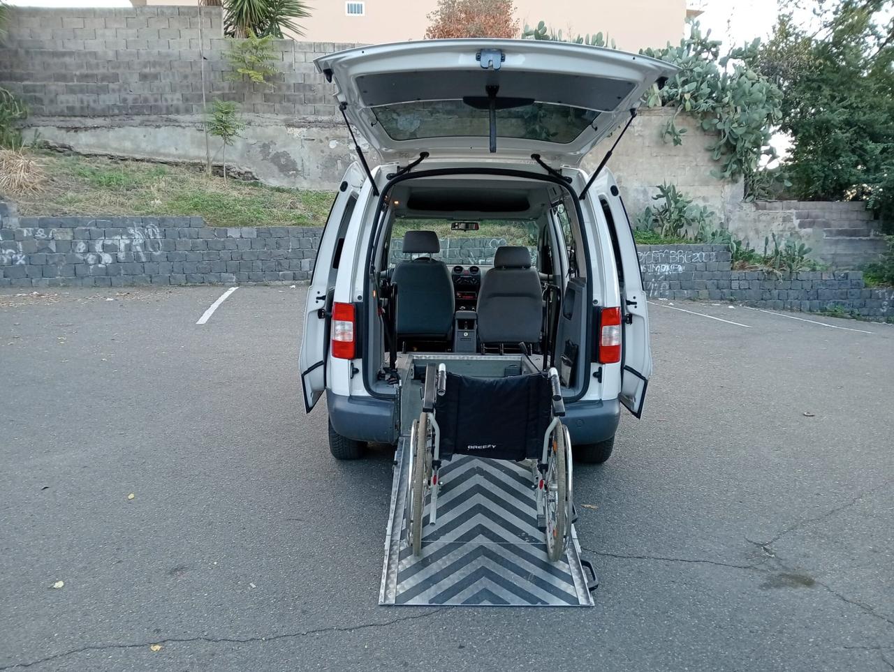 Volkswagen Caddy Pianale ribassato con rampa disabili in carrozzina