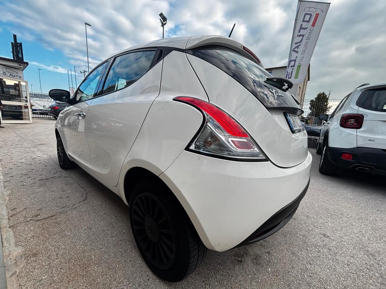 Lancia Ypsilon 1.0 FireFly 5 porte S&S Hybrid Ecochic Silver