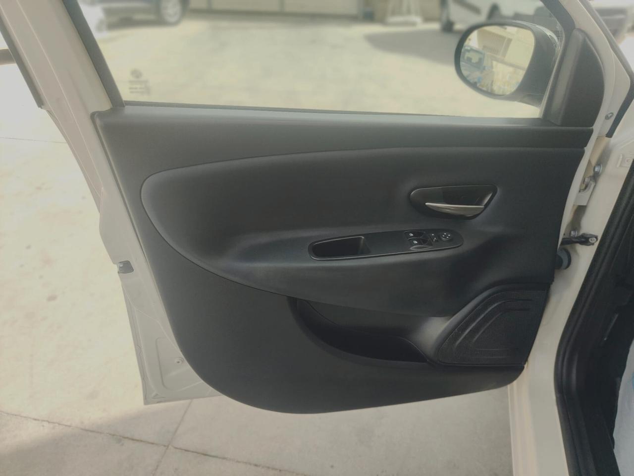 Lancia Ypsilon 1.2 69 CV 5 porte GPL Ecochic Silver