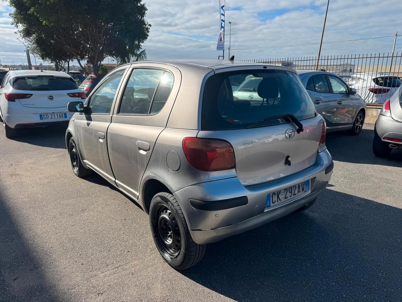 Toyota Yaris 1.0i VETTURA IN BUONE CONDIZIONI