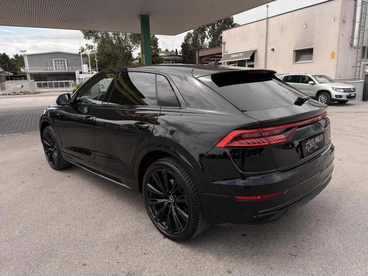Audi Q8 50 TDI IDENTITY BLACK/23" RSQ8/PELLE/S-LINE