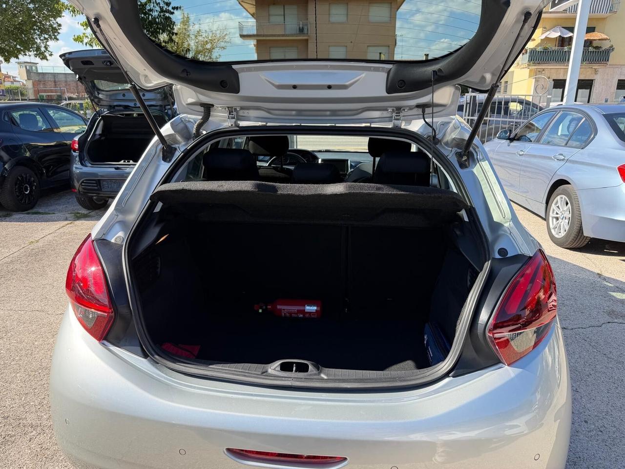 Peugeot 208 1.2 benzina neopatentati