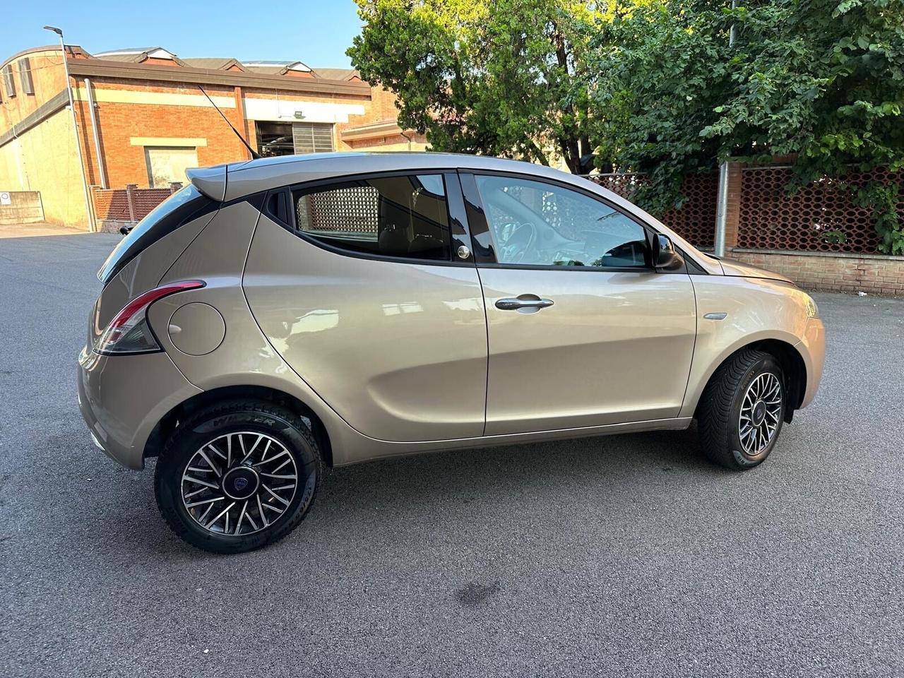 Lancia Ypsilon 0.9 TwinAir 85 CV 5 porte Metano Ecochic Platinum