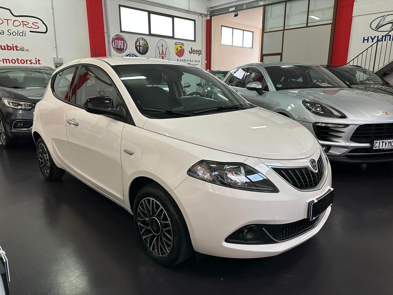 Lancia Ypsilon 1.0 FireFly S&S Hybrid Platino Full