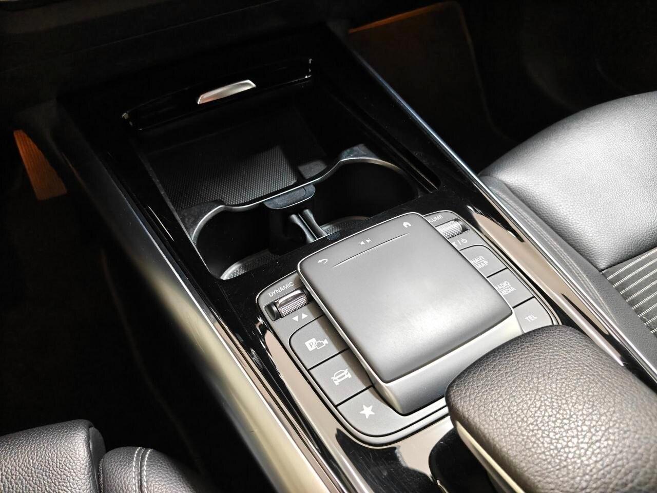 MERCEDES GLA (H247) GLA 200 d Automati...