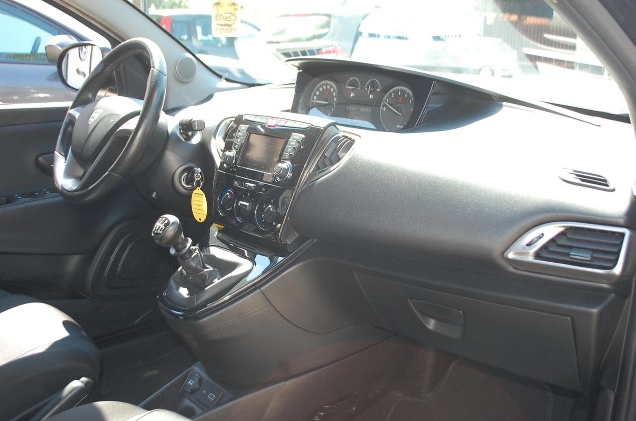 Lancia Ypsilon 1.0 firefly hybrid 70CV Gold S&S Uff Italy USB