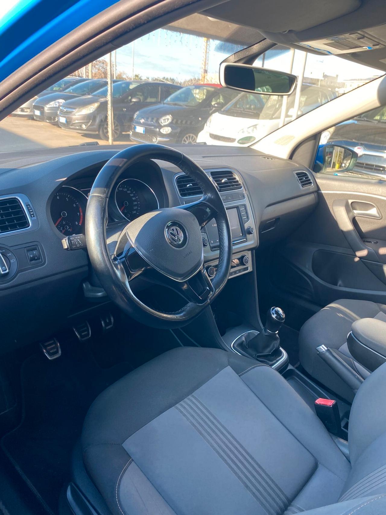 Volkswagen Polo 1.0 5A SERIE MPI 5P Bussines