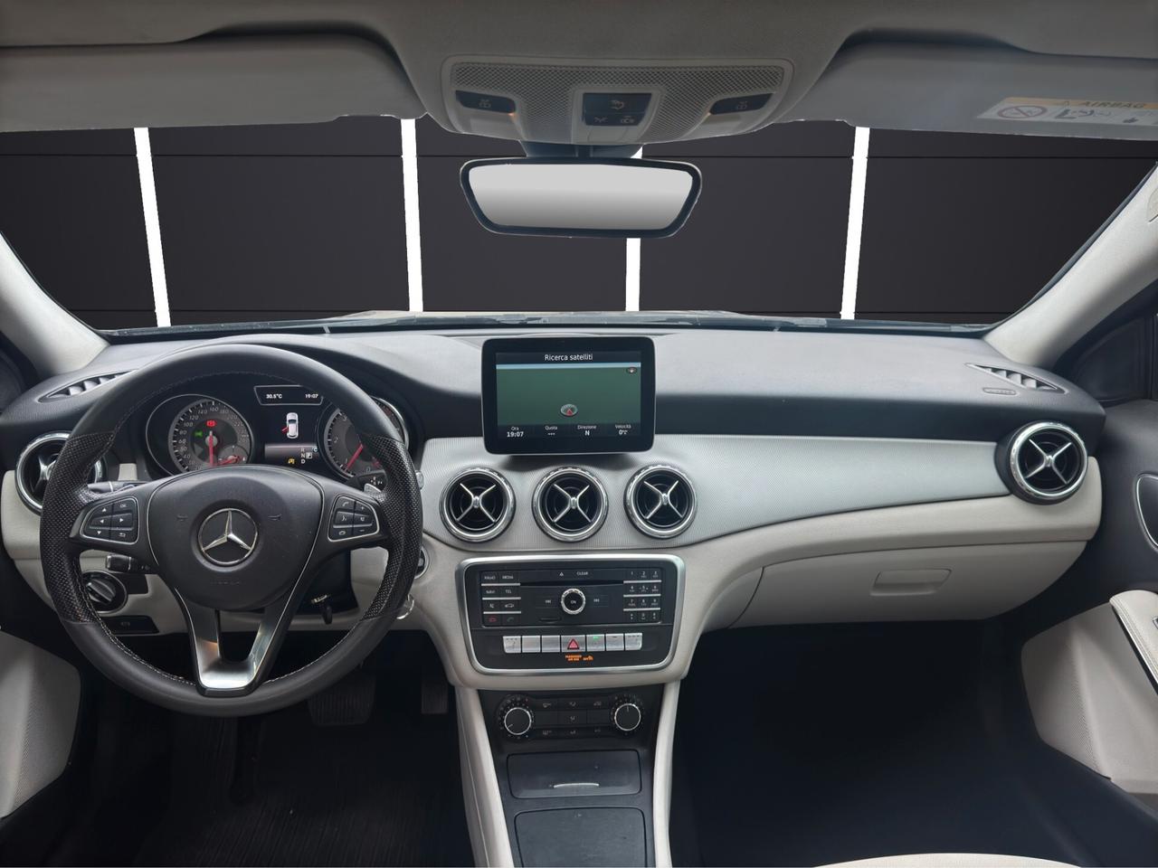 Mercedes-Benz GLA 200d SPORT AUTOMRETROCAMCARPLAY