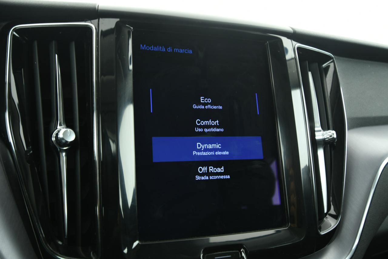 VOLVO XC60 2.0 b4 Momentum Pro awd auto CAMERA+APP CONNECT