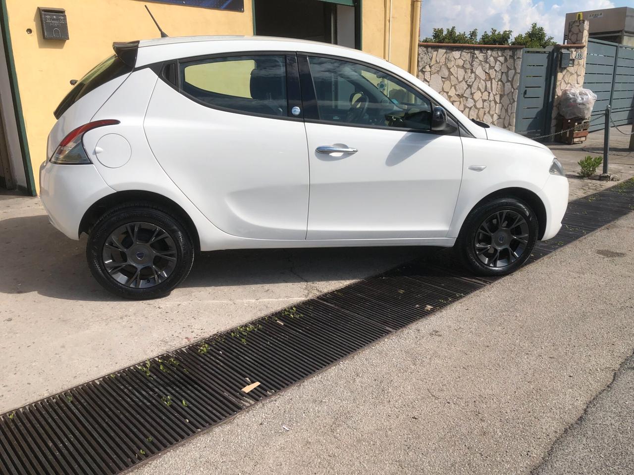 Lancia Ypsilon 0.9 TwinAir 85 CV 5 porte Metano Ecochic Platinum