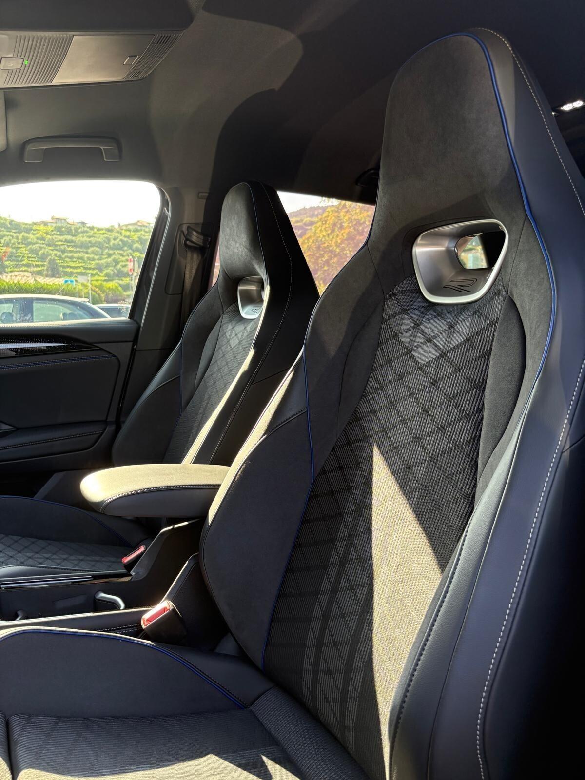 Volkswagen Tiguan VOLKSWAGEN TIGUAN 2.0 TDi R-LINE