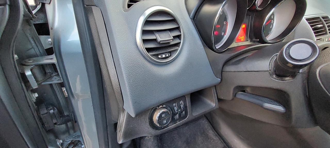 MERIVA 1,3 DIESEL 75 CV COSMO PELLE SEDILI RISCALDABILI SENSORI TELEFONOLEGA IMPECCABILE