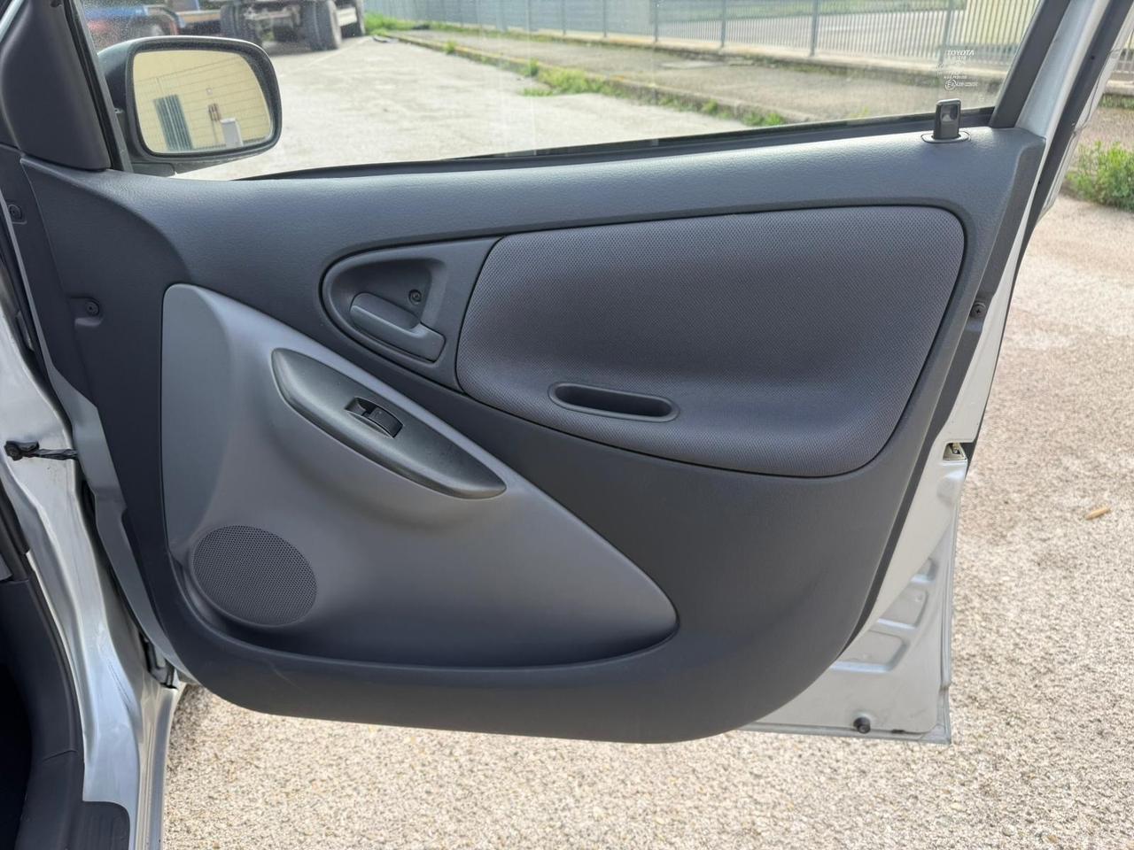 Toyota Yaris 1.3i 16V cat 5 porte Luna