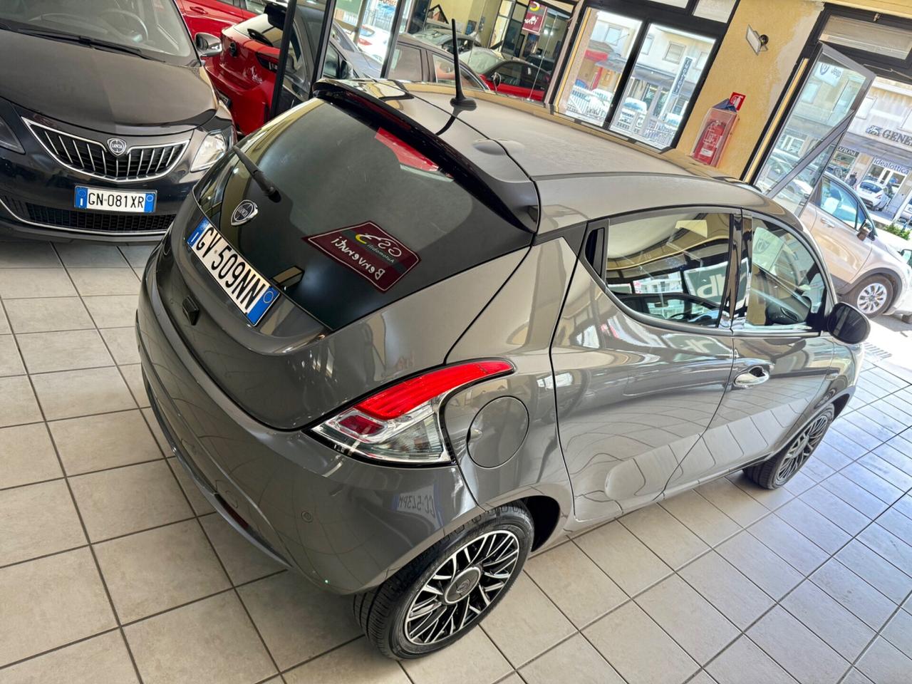 Lancia Ypsilon 1.0 FireFly 5 porte S&S Hybrid Platino