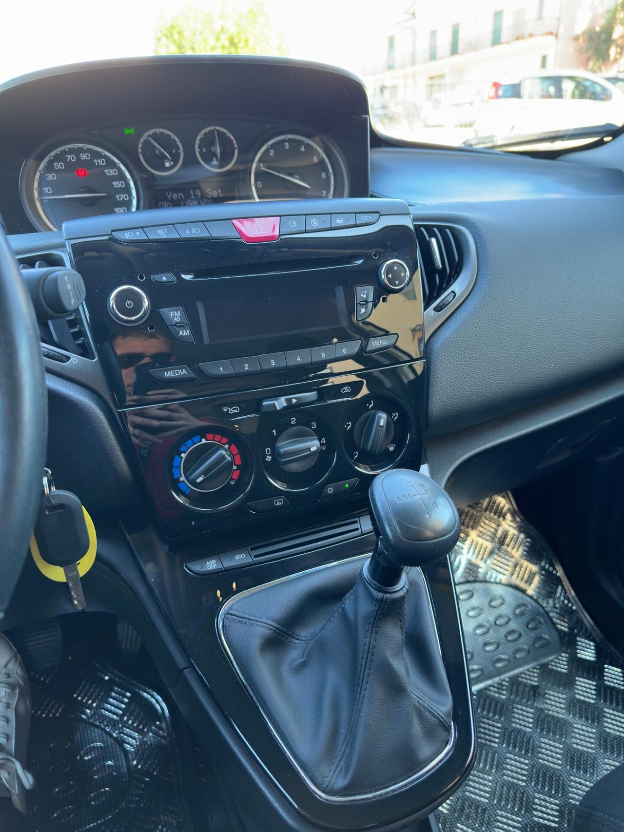 Lancia Ypsilon 0.9 TwinAir 85 CV 5 porte S&S DFN Platinum