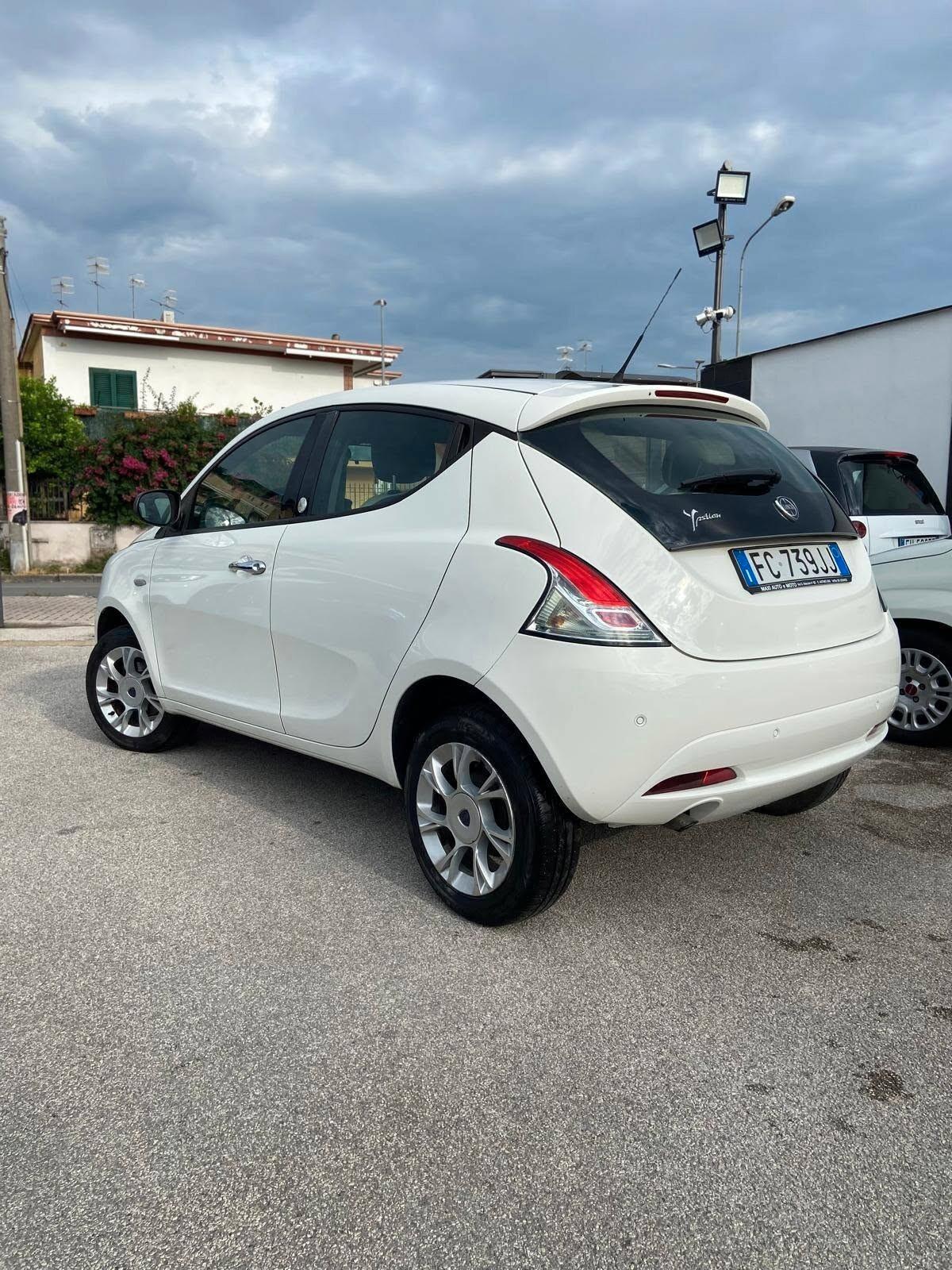 Lancia Ypsilon 0.9 TwinAir 85 CV 5 porte Metano Ecochic Elle