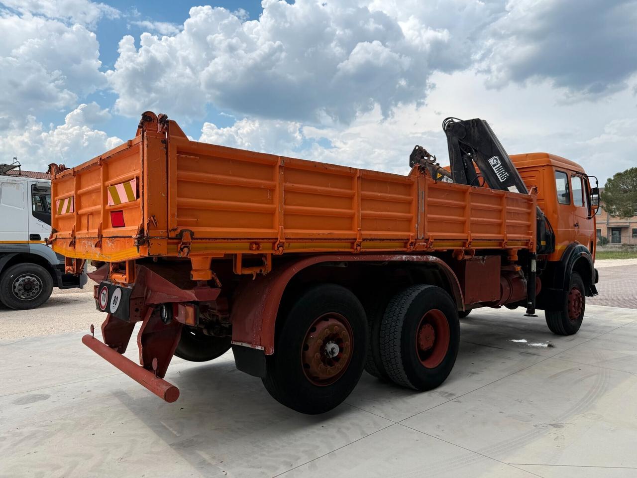 Mercedes Benz SK 1919 ribaltabile trilaterale con Gru HIAB Hidrocom 140