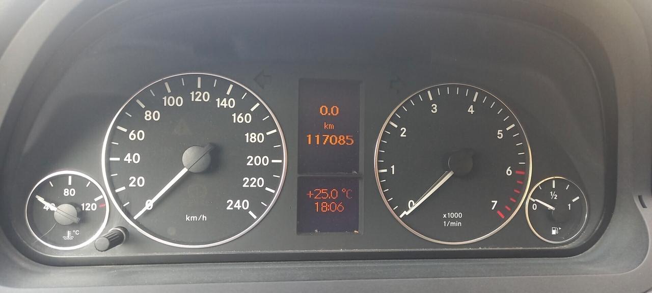 Mercedes-Benz Classe A 160 BlueEFFICIENCY Benzina cc. 1.5 CV. 95 - 5 Porte 5 Posti Euro 5 Utilizzabile anche per i Neopatentati.