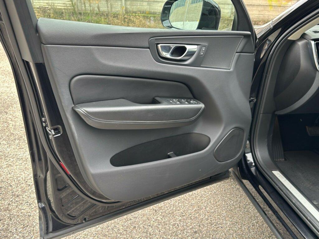 Volvo XC60 2.0 B4 Momentum Pro AWD Auto