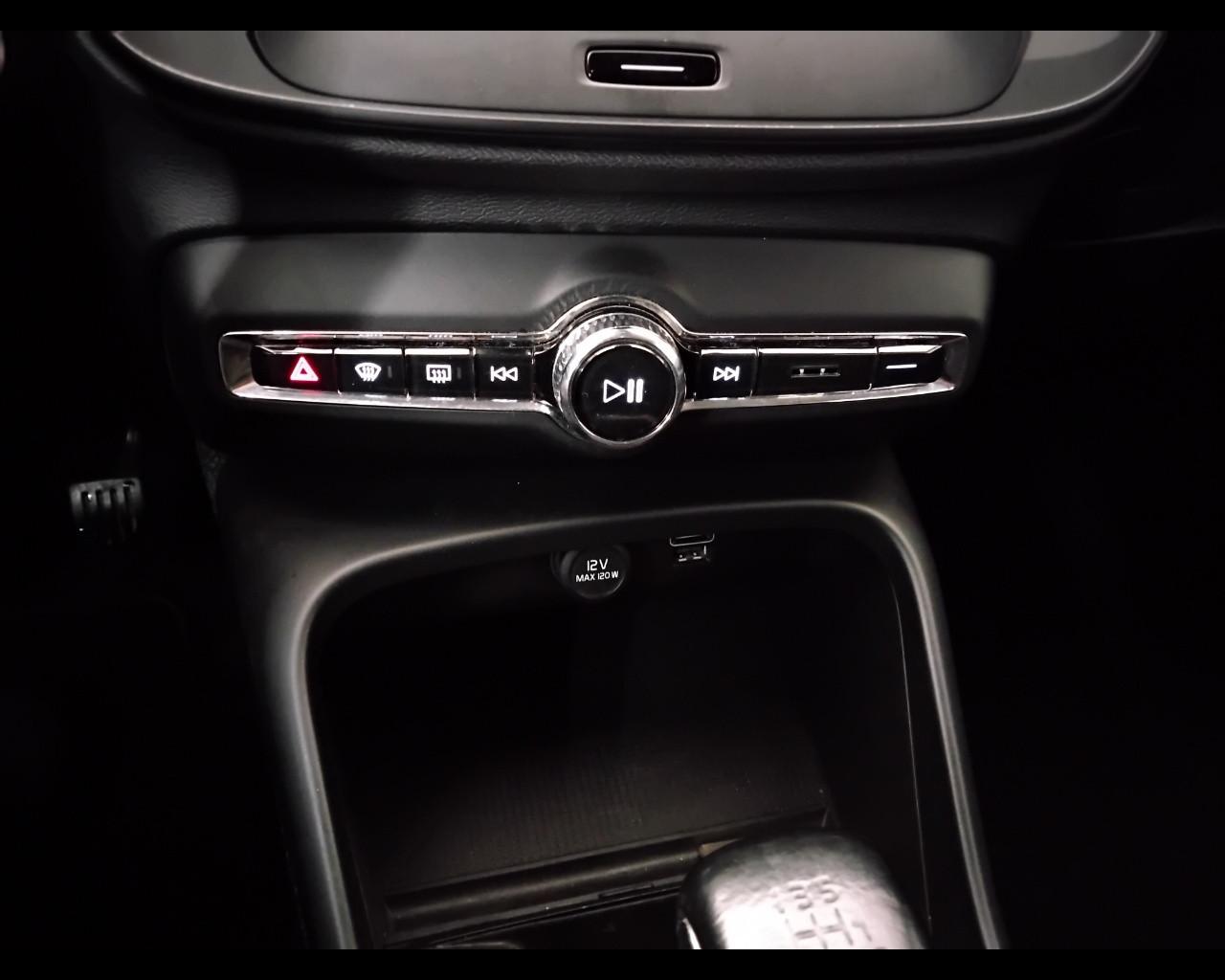 VOLVO XC40 - XC40 1.5 t3 Momentum Core 163cv my21