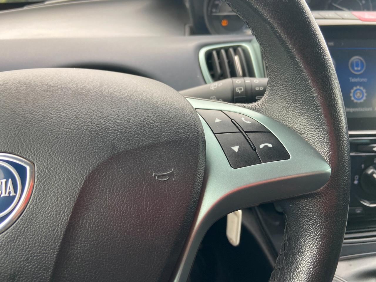 Lancia Ypsilon 1.0 firefly hybrid Silver