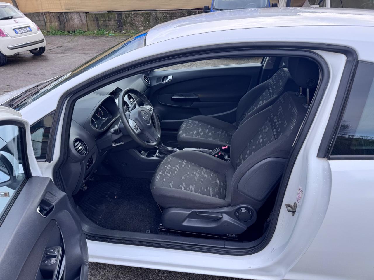 Opel Corsa 1.2 3 porte b-color