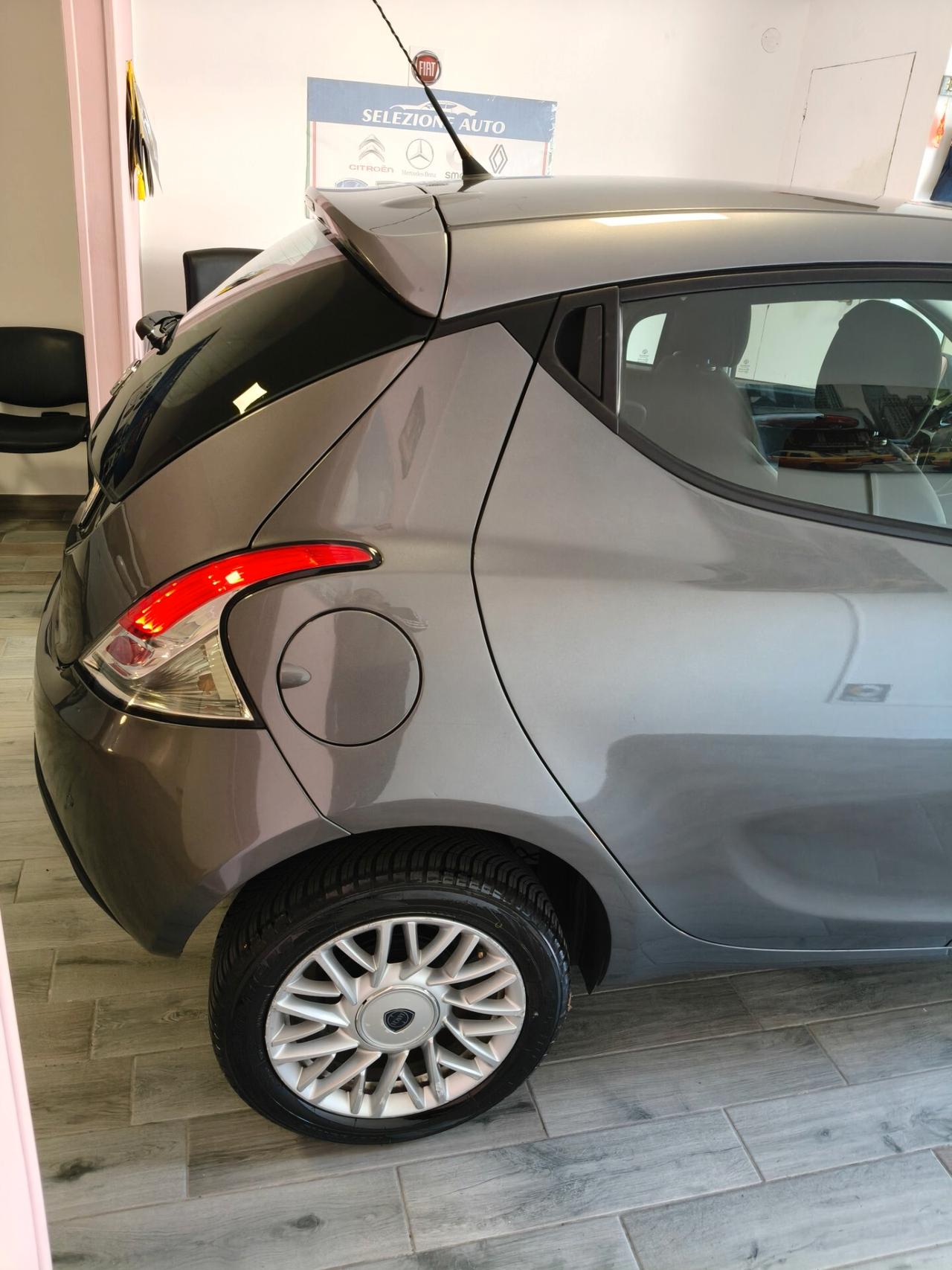 Lancia Ypsilon 5 porte Metano Ecochic Gold